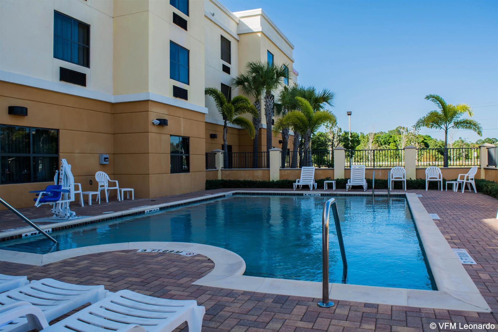 Comfort Suites Vero Beach I-95 מראה חיצוני תמונה