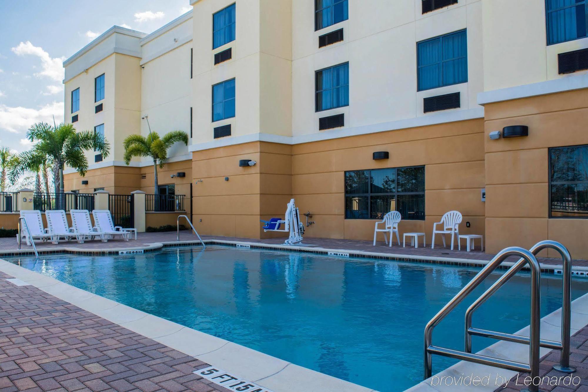 Comfort Suites Vero Beach I-95 מראה חיצוני תמונה